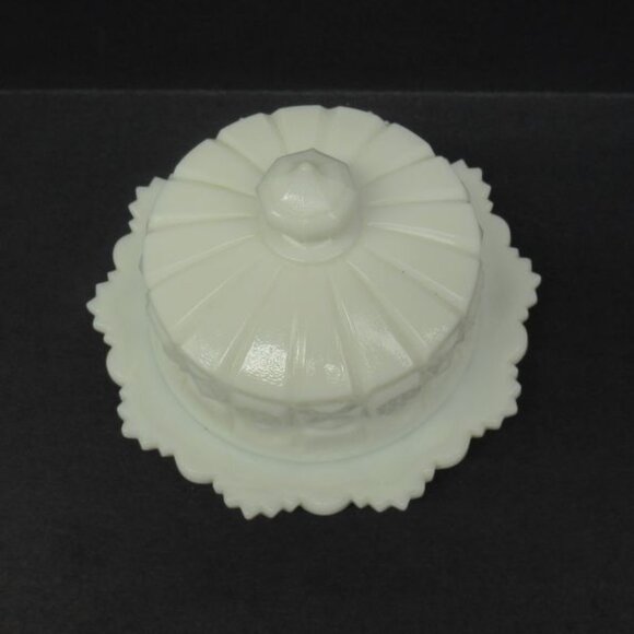 Westmoreland Milk Glass OLD QUILT Round Cheese or Butter Dish with Lid - Picture 3 of 4